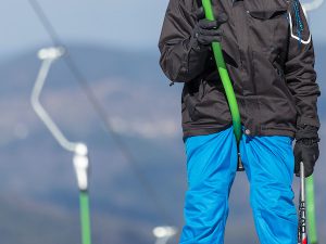 Personne tenant une perche de téléski à enrouleurs GMM